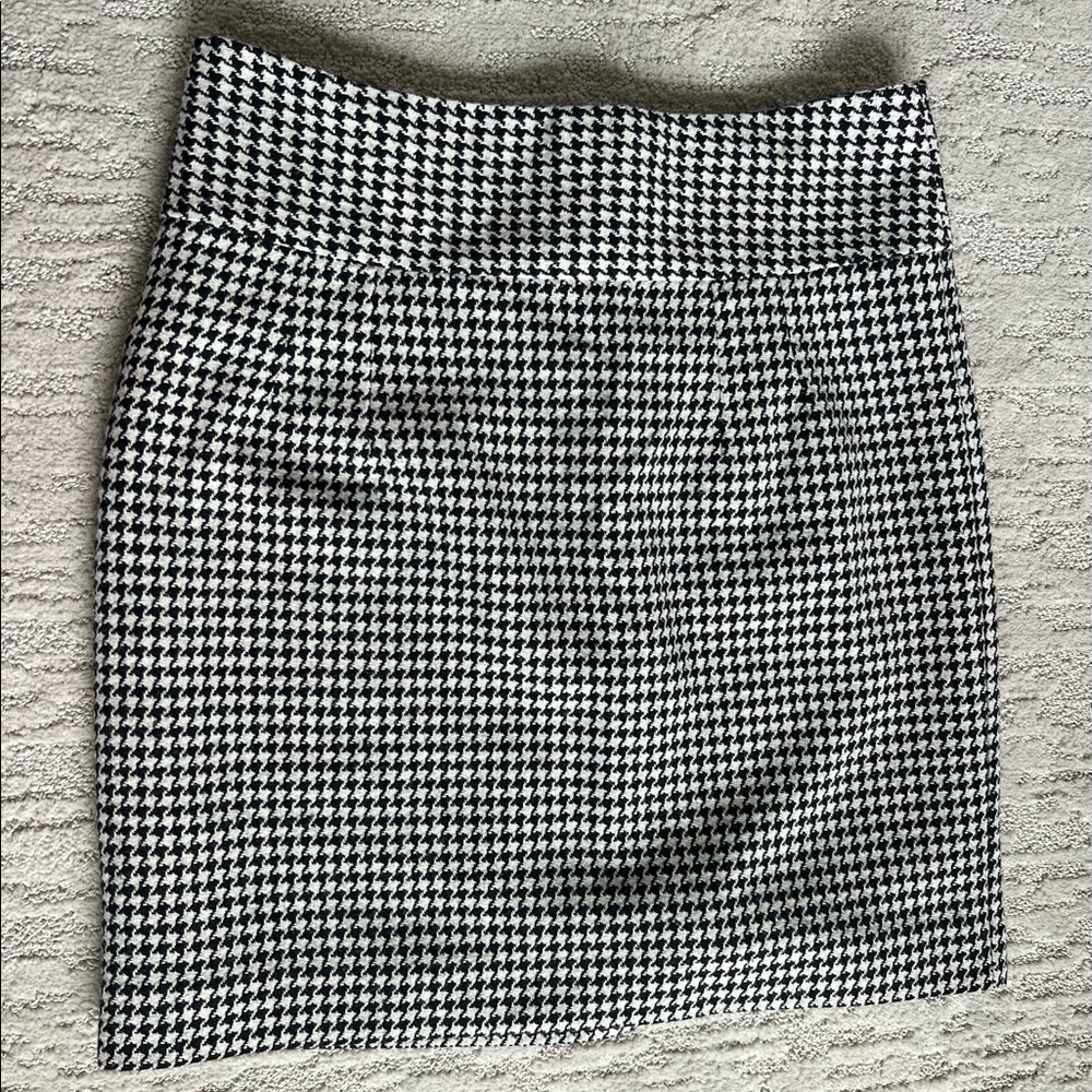 Banana Republic Mini Houndstooth Wool blend mini skirt - size 12 (fits small)